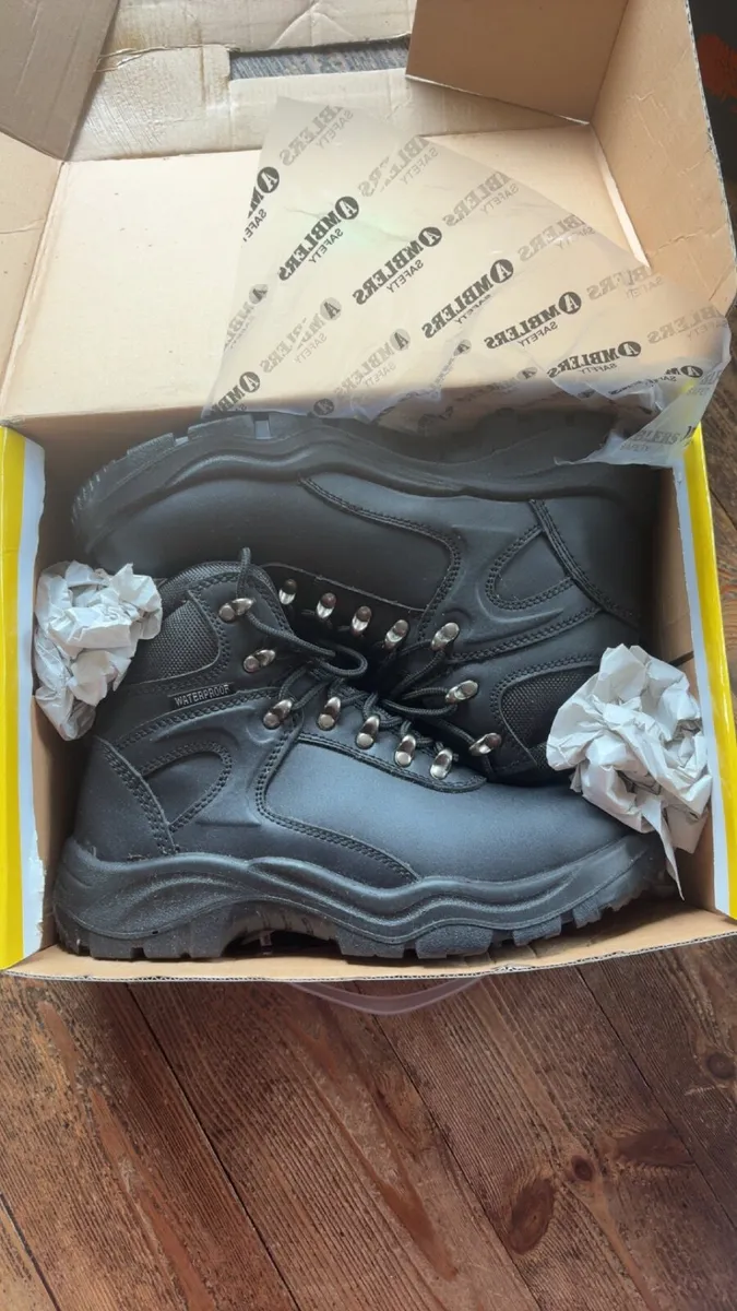 Men’s work boots - Image 1