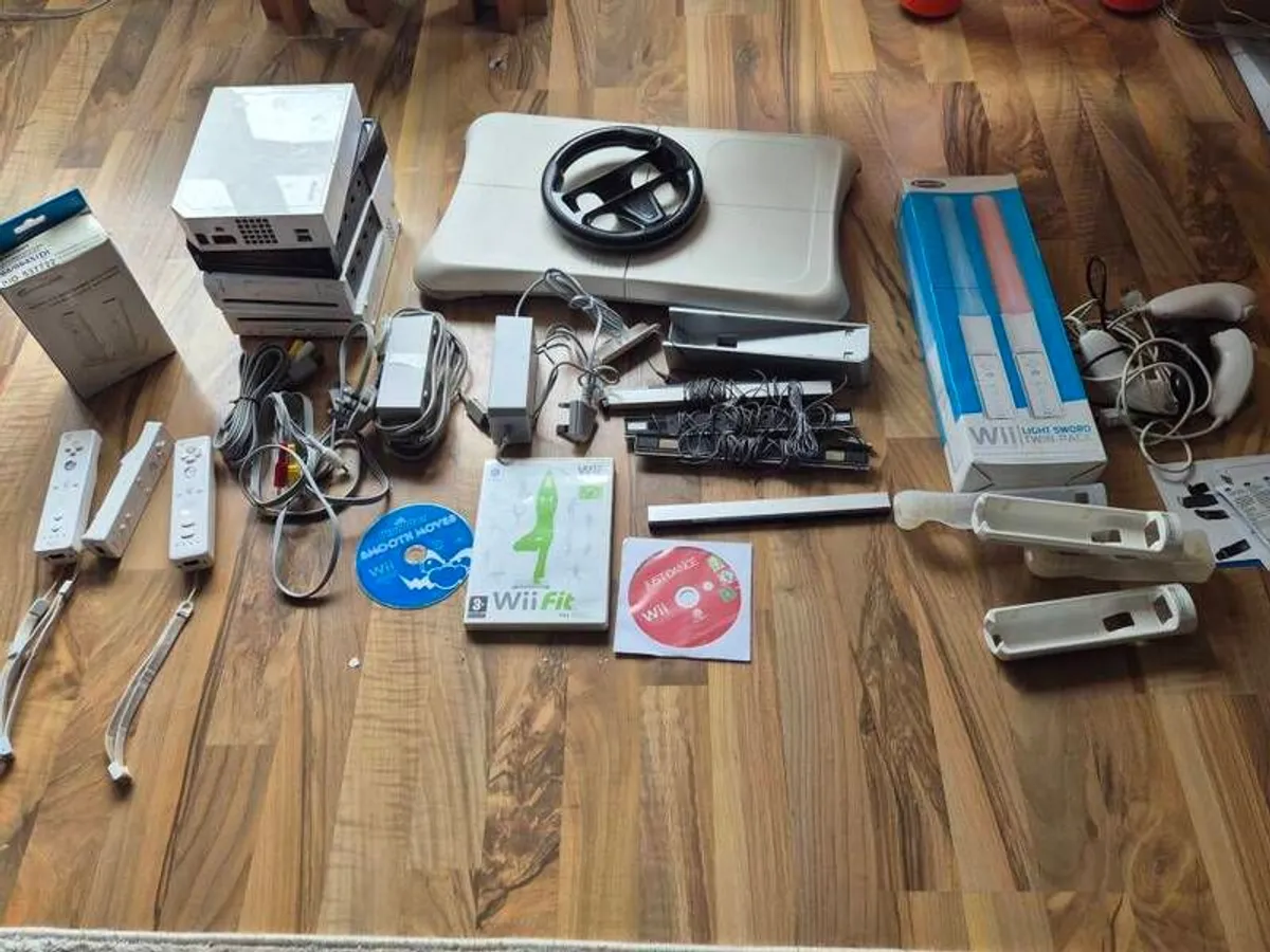 Joblot of 4x Wii Consoles, games and accessories - Image 1