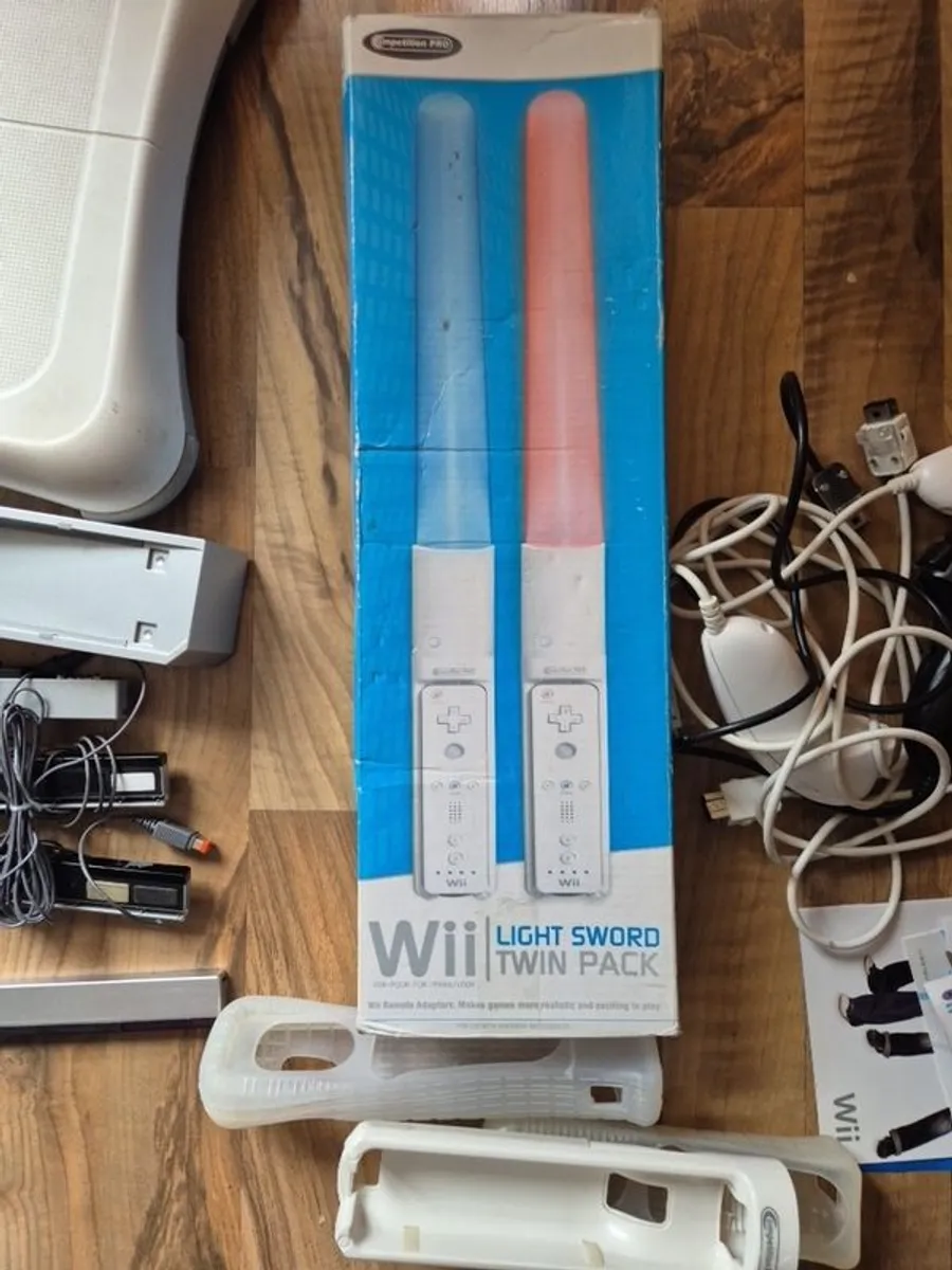 Joblot of 4x Wii Consoles, games and accessories - Image 2