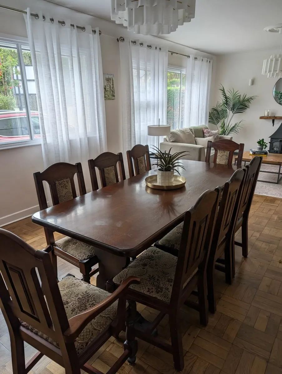 . Mahogany Dining room table and 8 chairs - Image 3