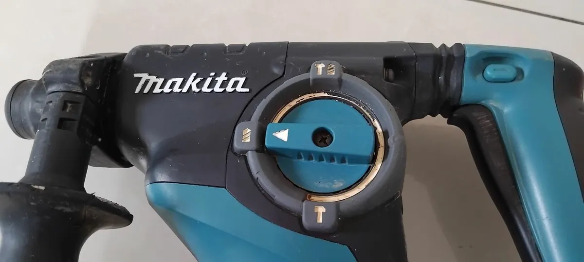 Makita HR2811F Sds+ 3 Mode 110v - Image 4