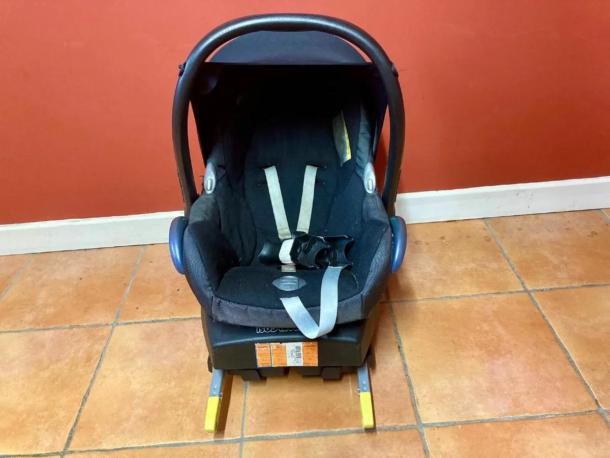 Maxi-Cosi Infant Car Seat + ISOFIX Base & Adaptors - Image 2