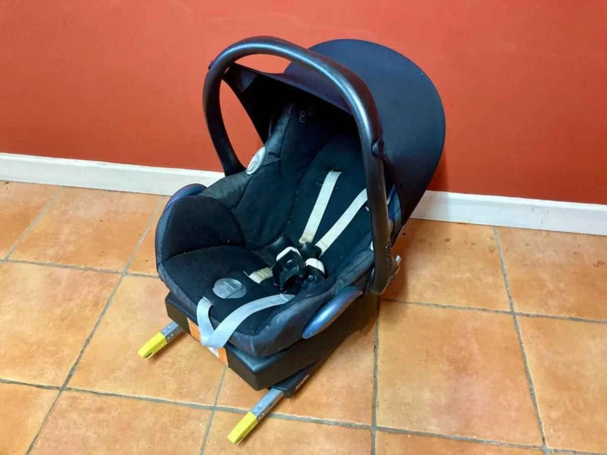 Maxi-Cosi Infant Car Seat + ISOFIX Base & Adaptors - Image 1