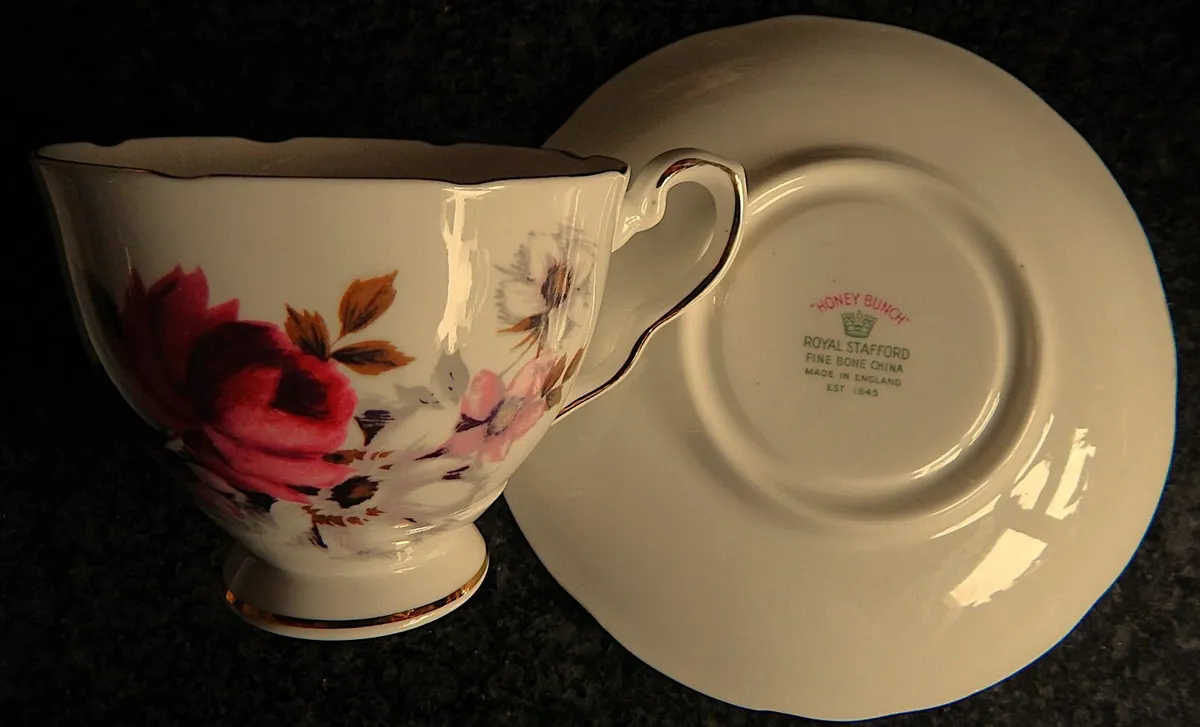 15 Piece Royal Stafford Honey Bunch China Tea Set - Image 4