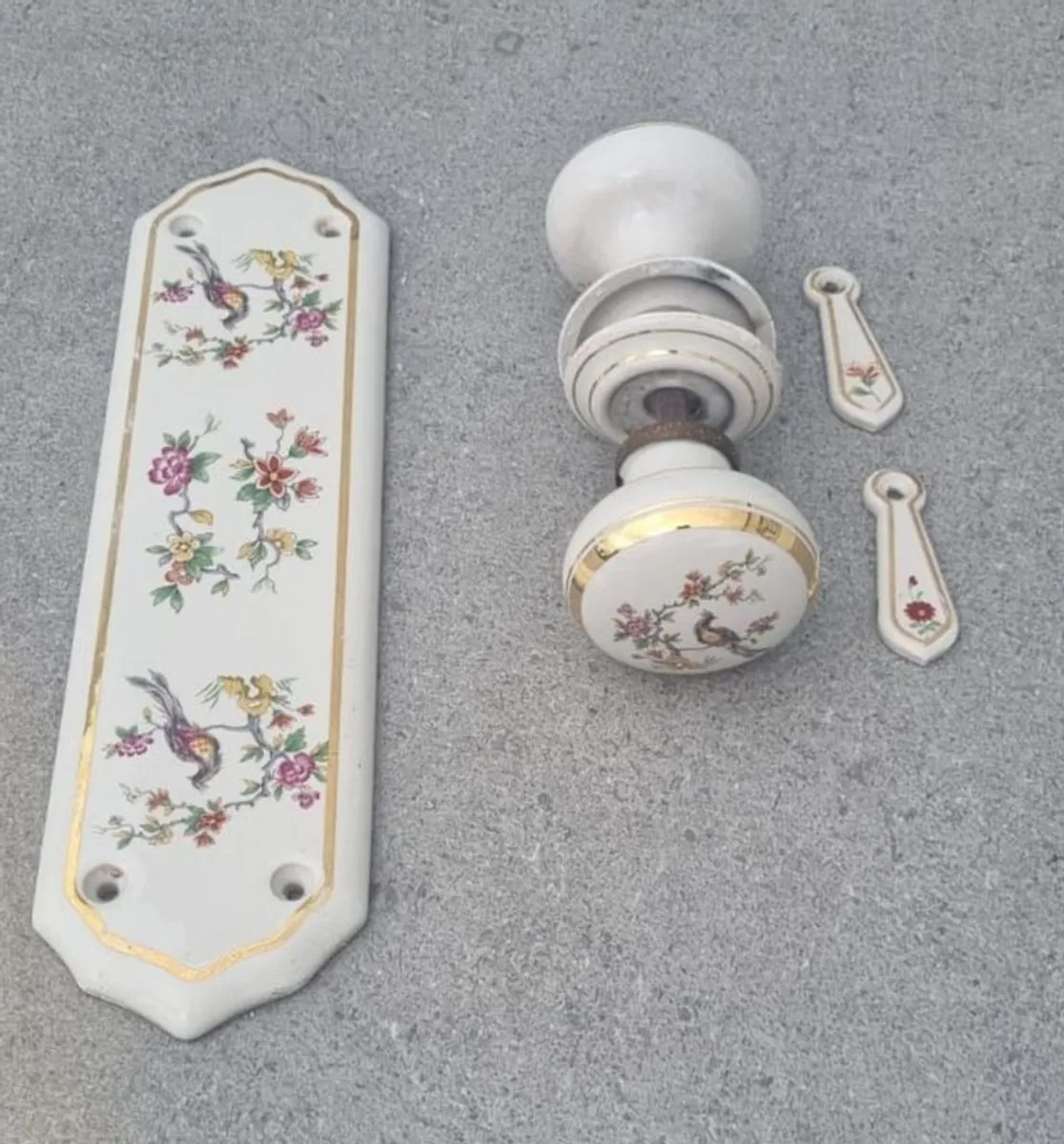 Porcelain door knobs, door finger plates and key hole cover - Image 1