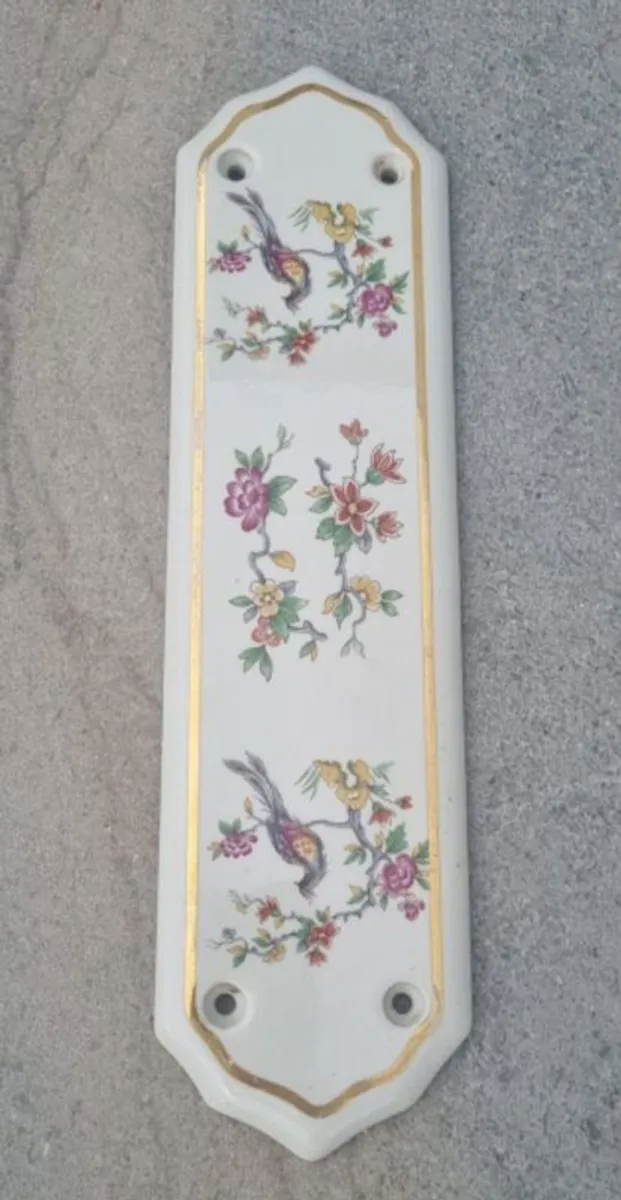 Porcelain door knobs, door finger plates and key hole cover - Image 2