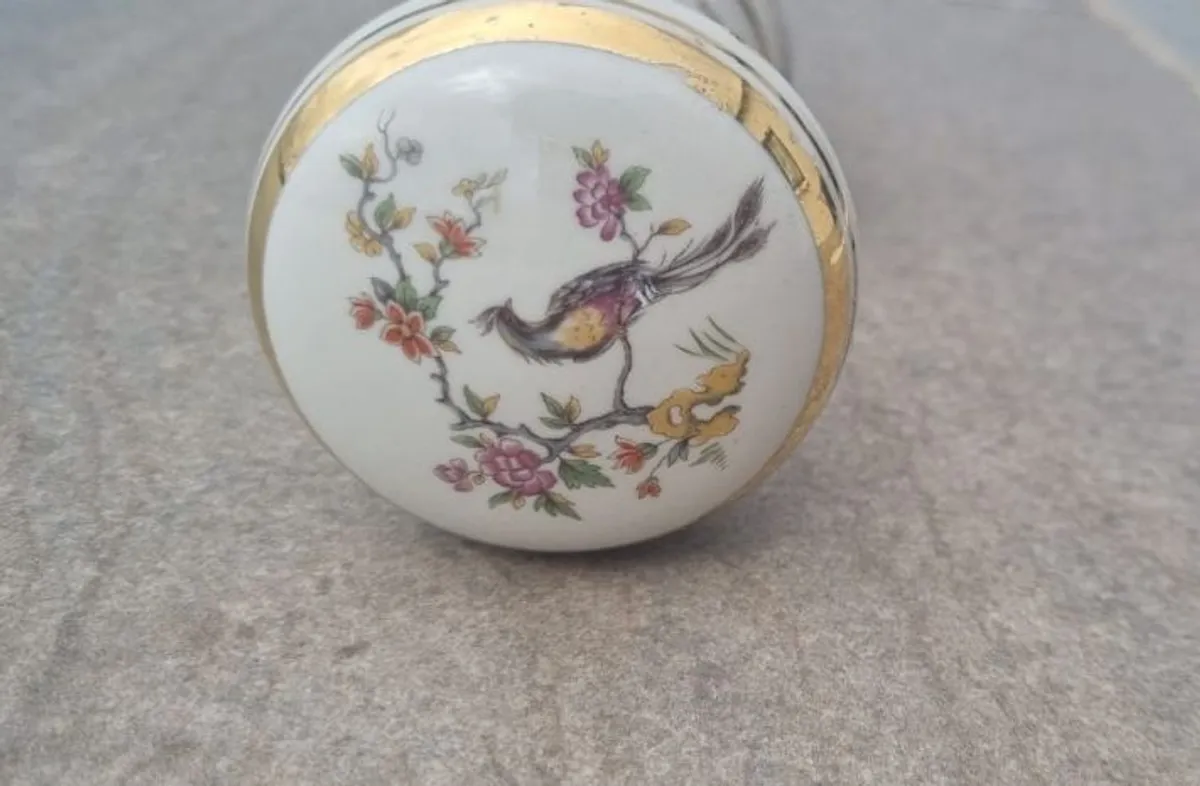 Porcelain door knobs, door finger plates and key hole cover - Image 3