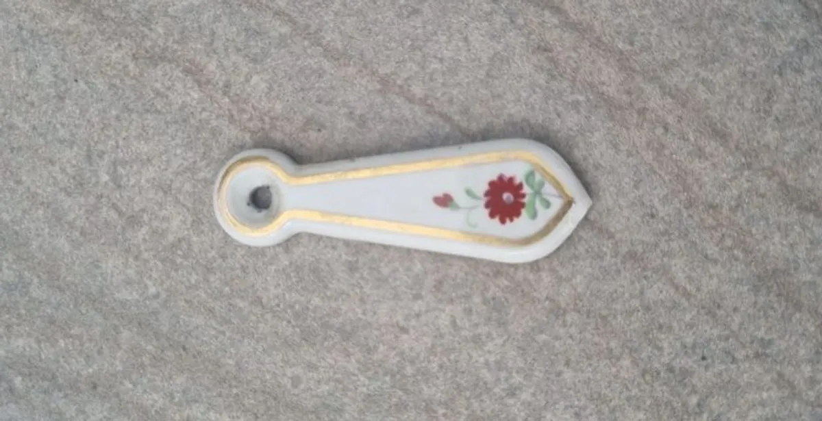 Porcelain door knobs, door finger plates and key hole cover - Image 4