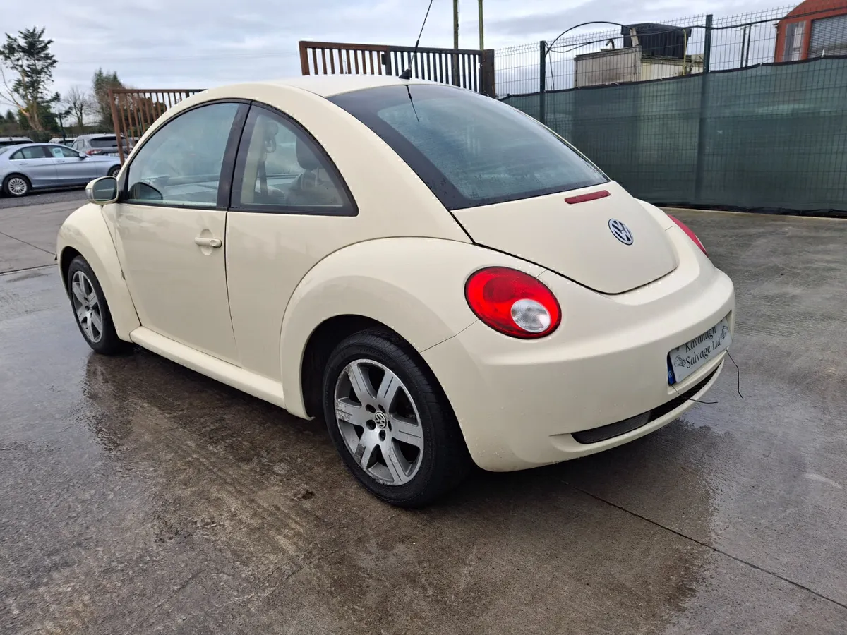 2010 Volkswagen Beetle - Image 3