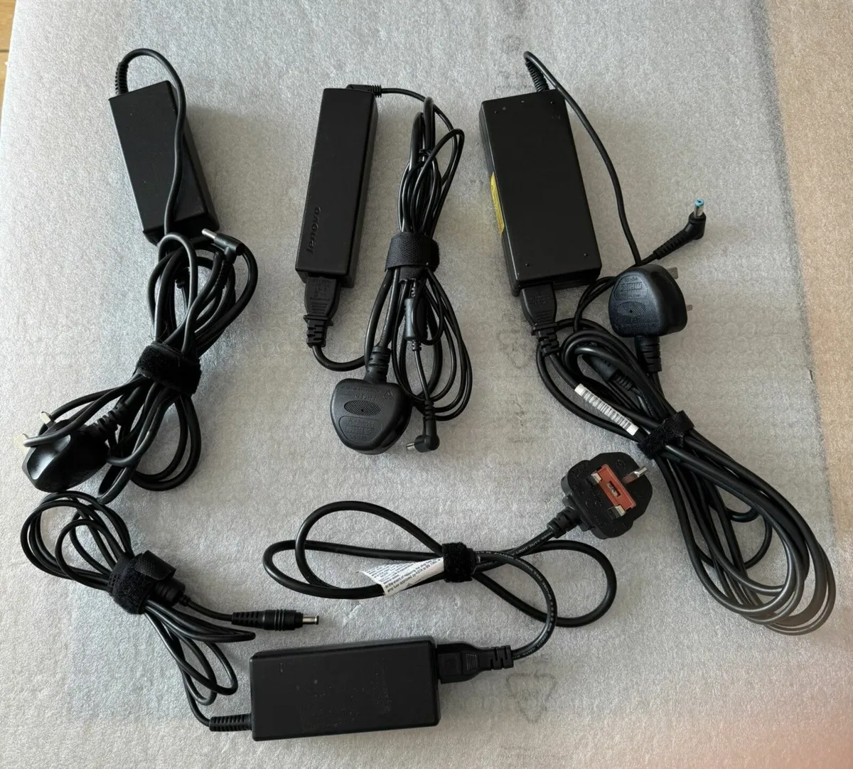 4 x laptop chargers - adapters - Image 4