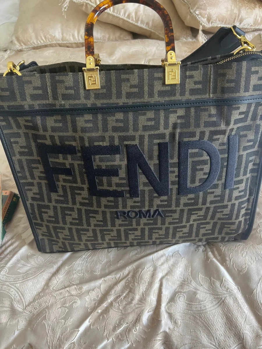 Fendi ladies handbag as new - Image 1