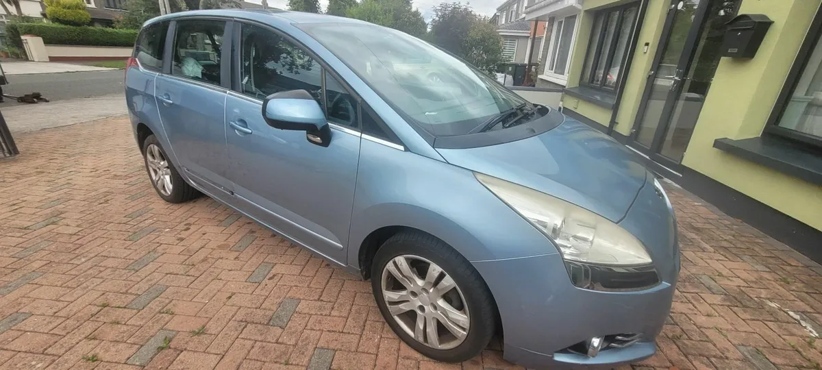 Peugeot 5008 2011 - Image 1