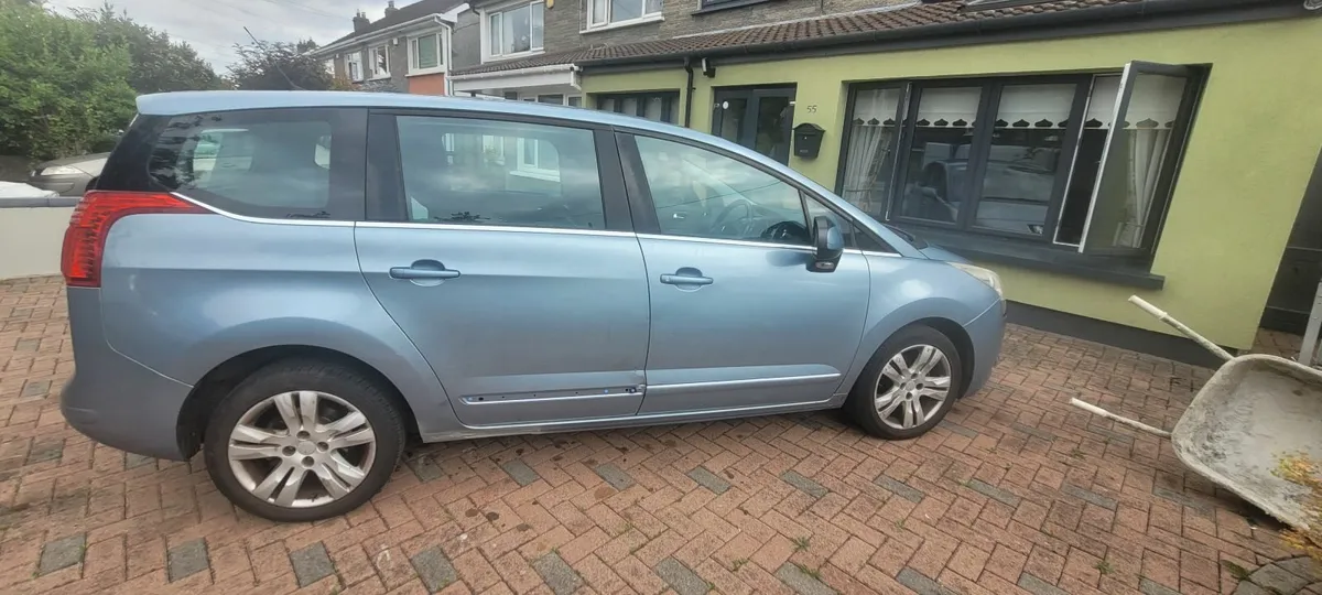 Peugeot 5008 2011 - Image 2