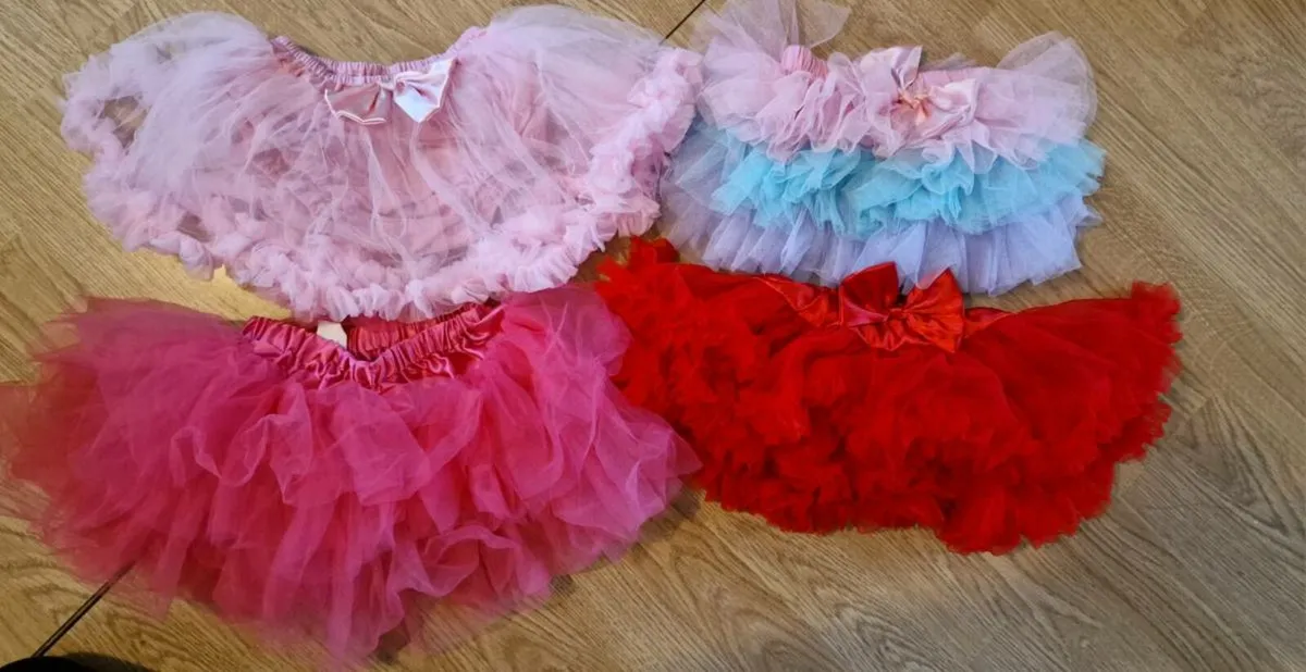 4 baby skirts - Image 4
