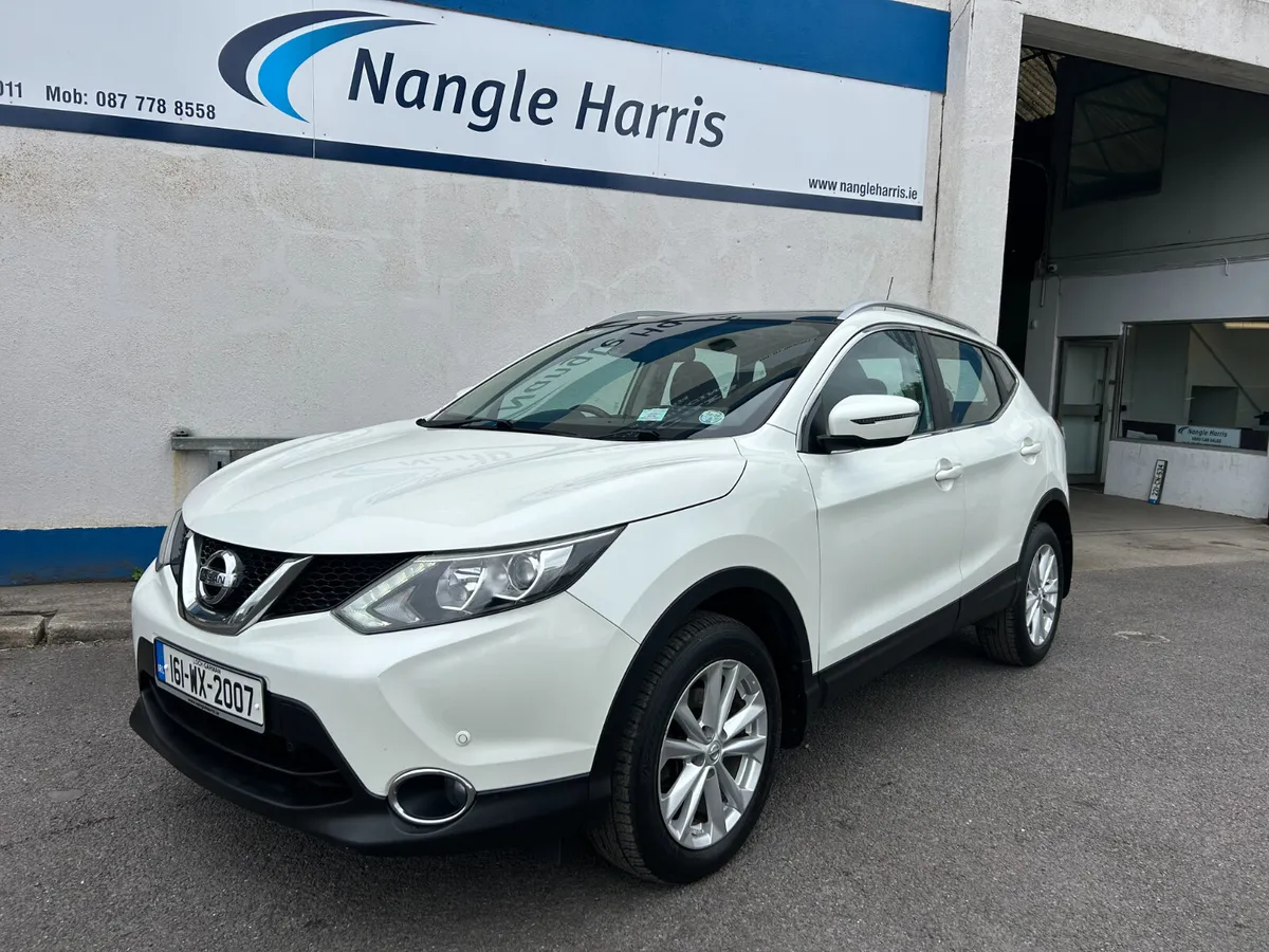 Nissan Qashqai. SAT NAV. PAN ROOF. - Image 1