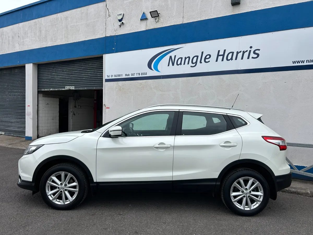 Nissan Qashqai. SAT NAV. PAN ROOF. - Image 2