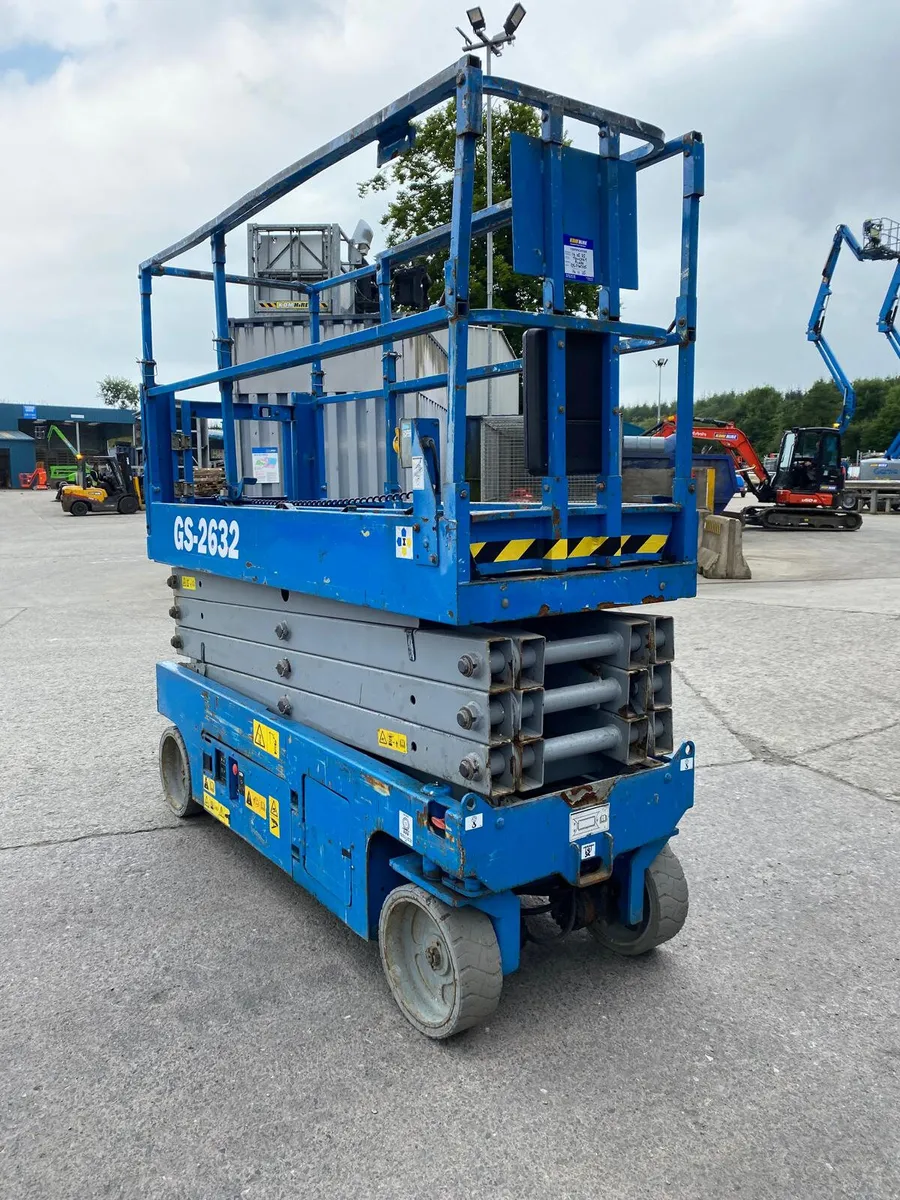 2014 GENIE GS2632 32FT NARROW ELECTRIC SCISSOR - Image 2