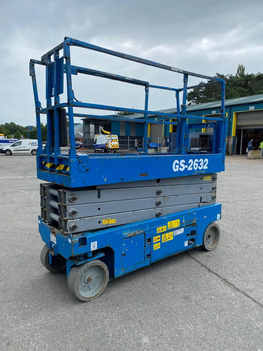 2014 GENIE GS2632 32FT NARROW ELECTRIC SCISSOR - Image 3