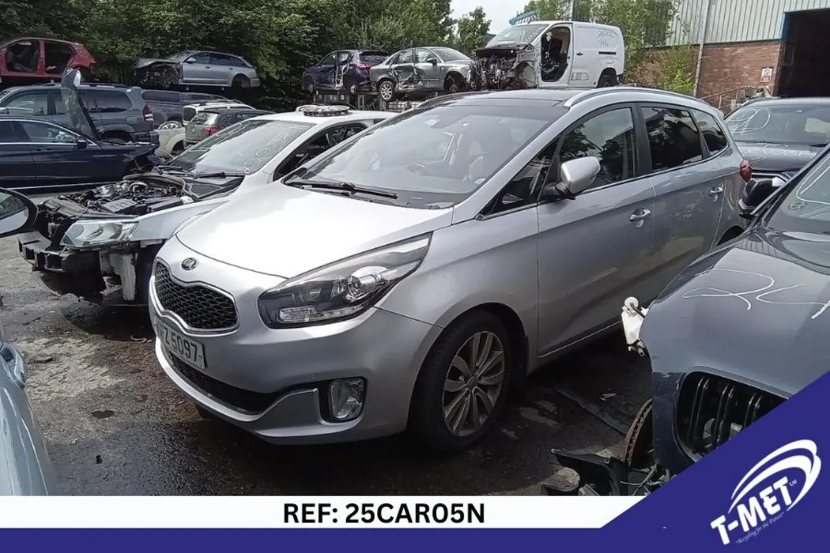 2015 KIA CARENS BREAKING FOR PARTS - Image 1