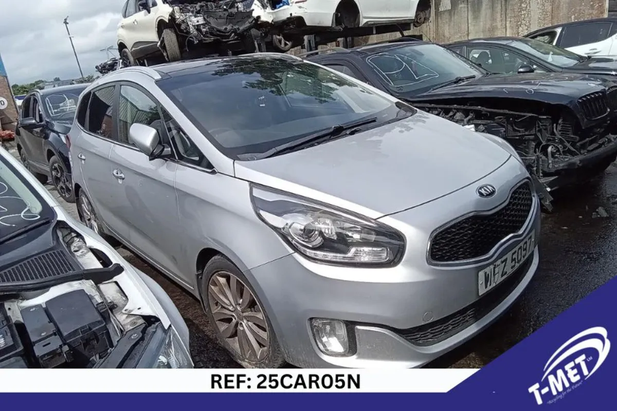 2015 KIA CARENS BREAKING FOR PARTS - Image 2