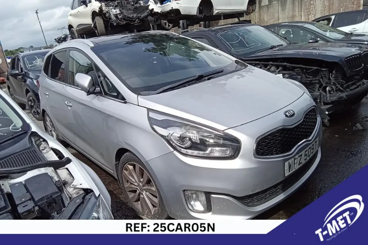 2015 KIA CARENS BREAKING FOR PARTS - Image 3