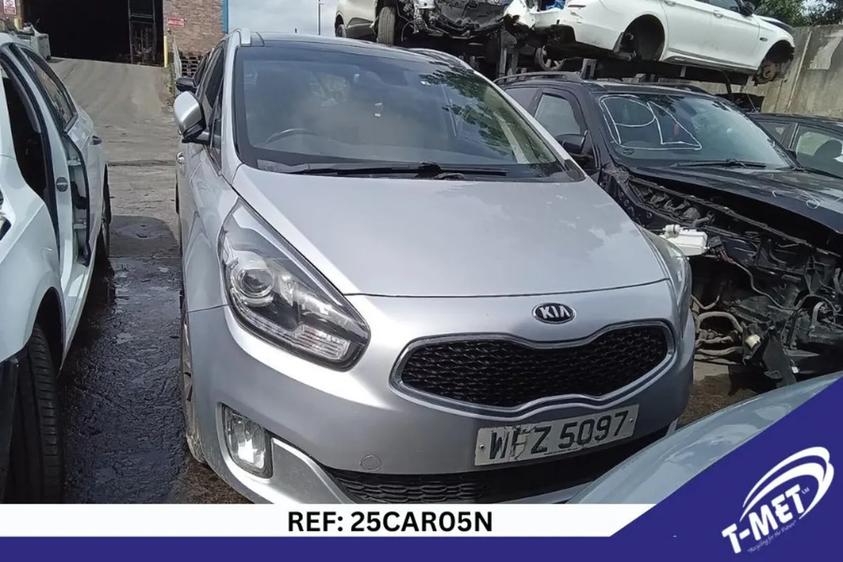 2015 KIA CARENS BREAKING FOR PARTS - Image 4