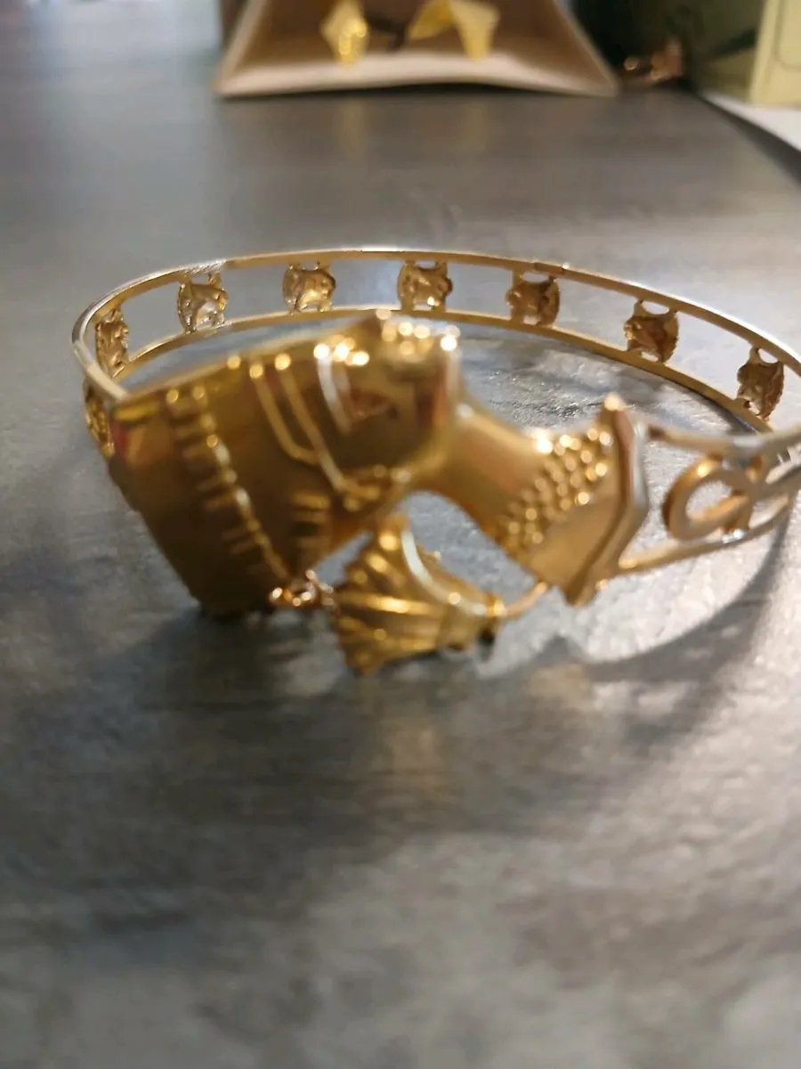 22 carat Egyptian Gold Neffertitti Bracelet  950 E - Image 1
