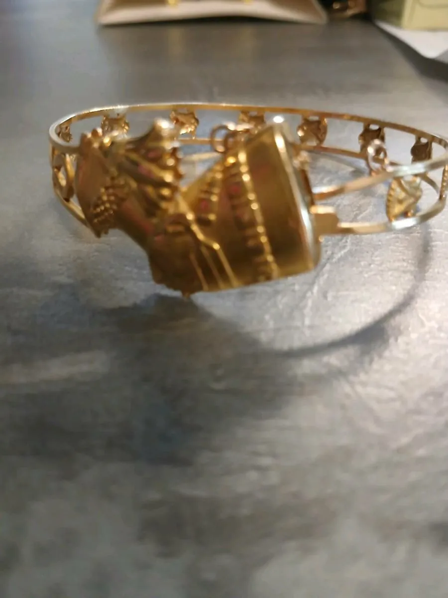 22 carat Egyptian Gold Neffertitti Bracelet  950 E - Image 2