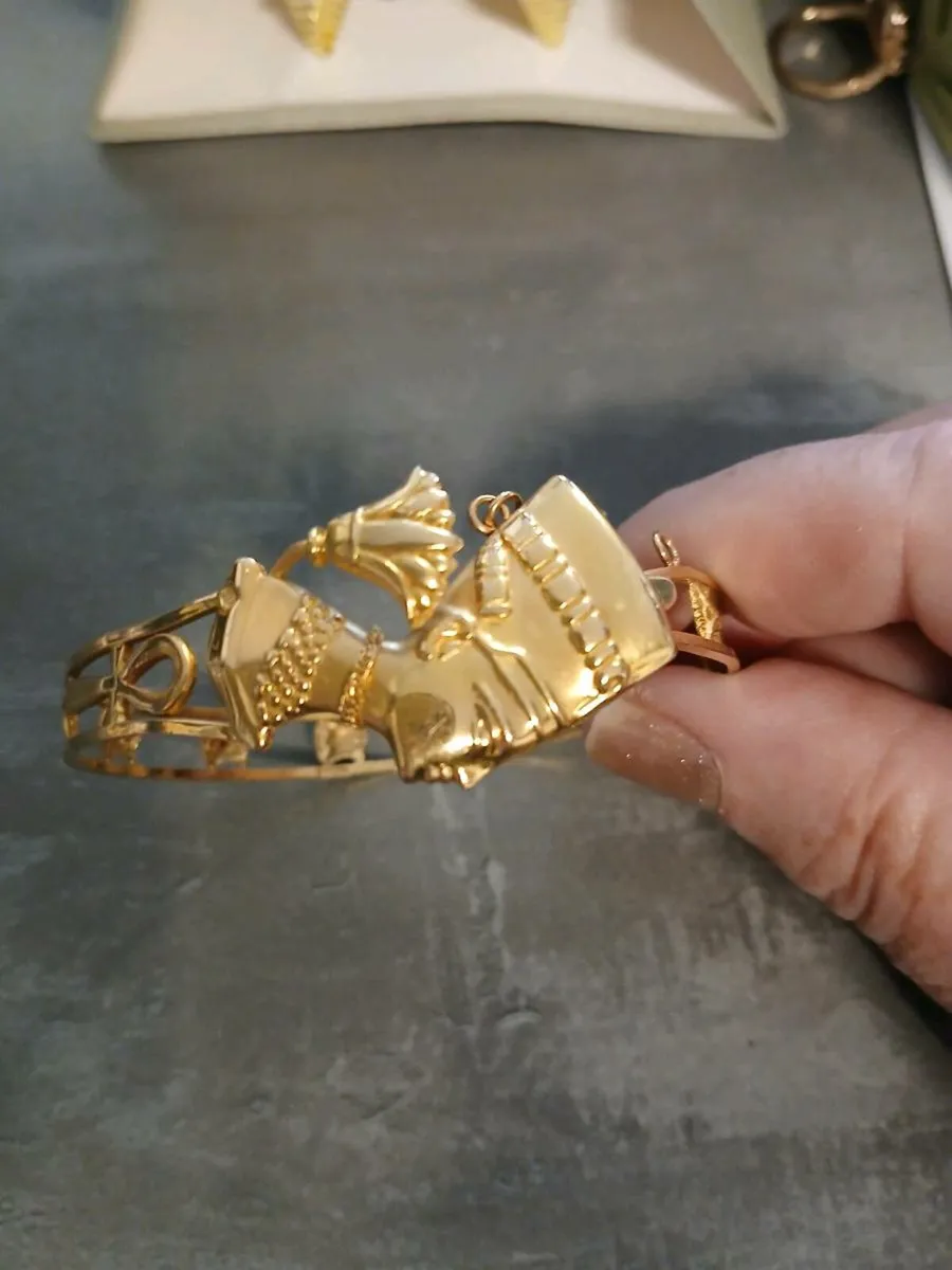 22 carat Egyptian Gold Neffertitti Bracelet  950 E - Image 3