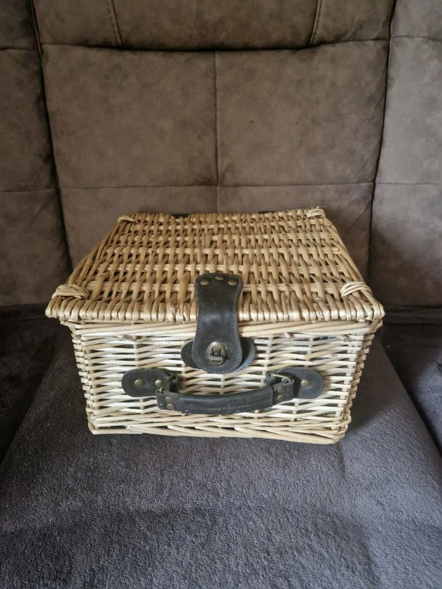 Old picnic basket - Image 1