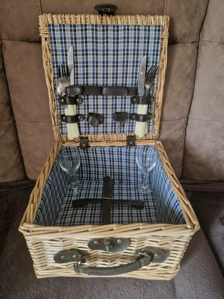Old picnic basket - Image 2
