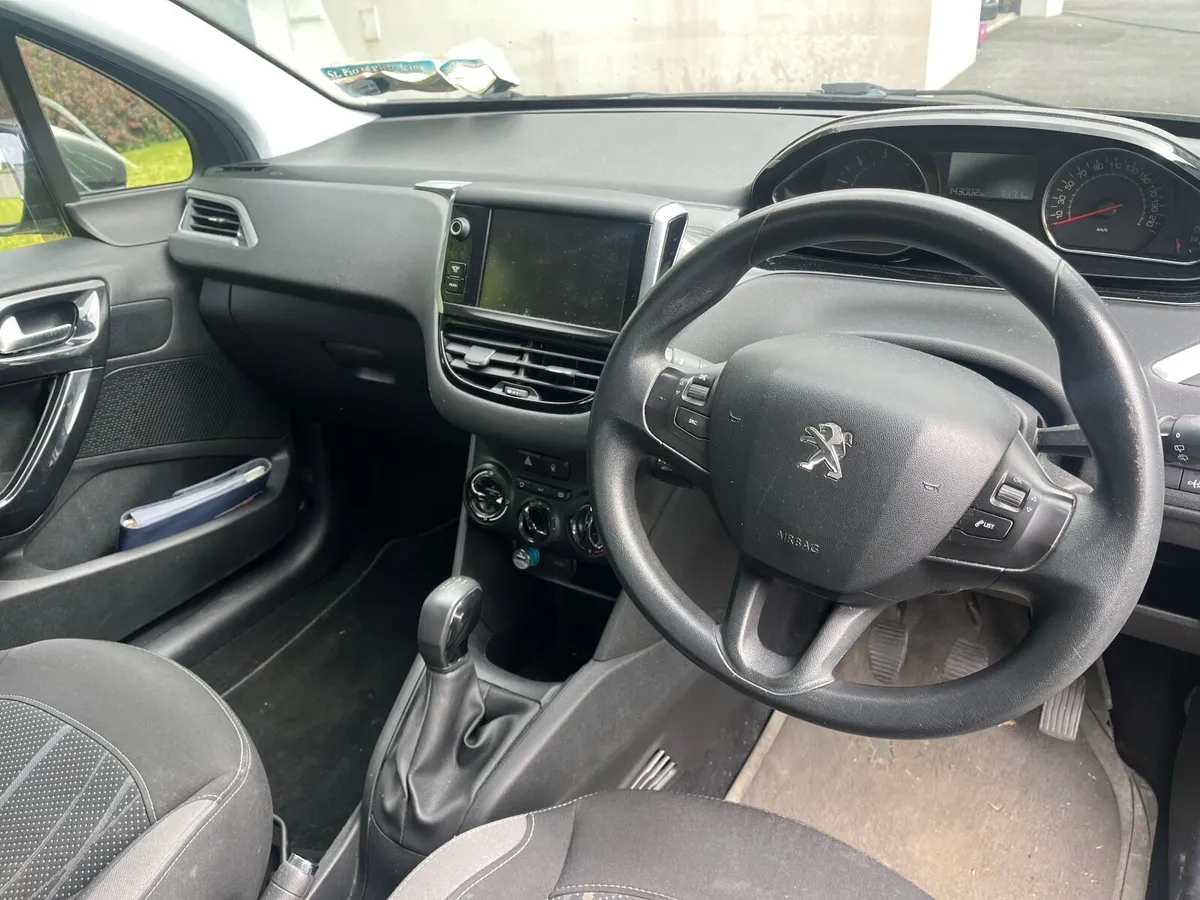 Peugeot 208 2015 - Image 2