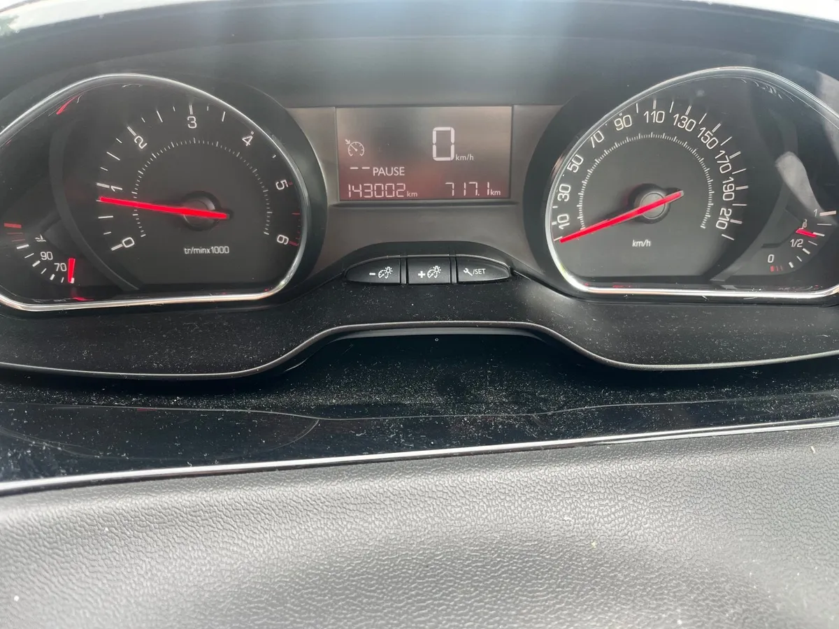 Peugeot 208 2015 - Image 3
