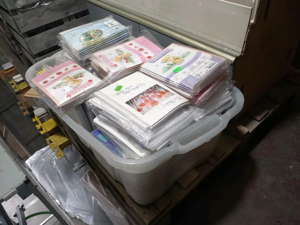 Card stand and cards - Image 3
