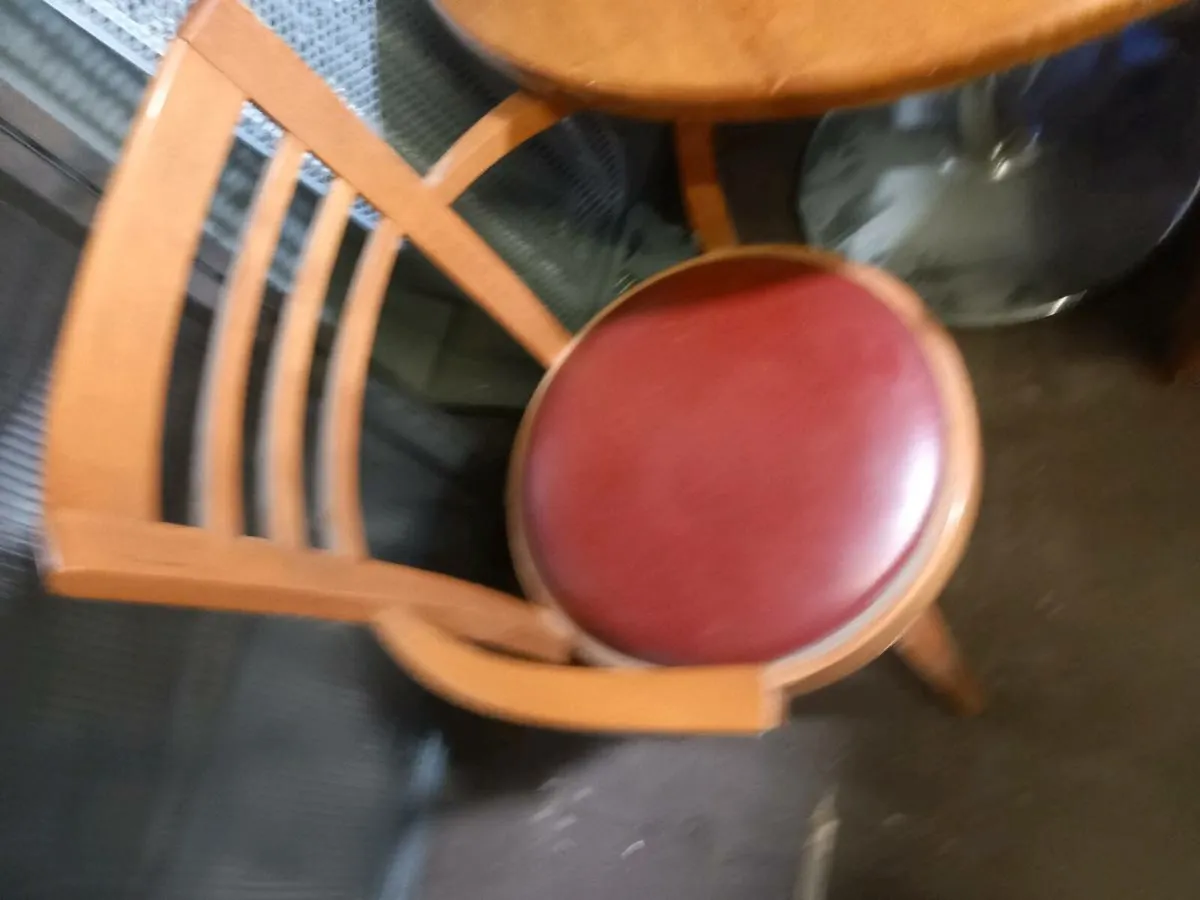 Table and chairs - Image 2