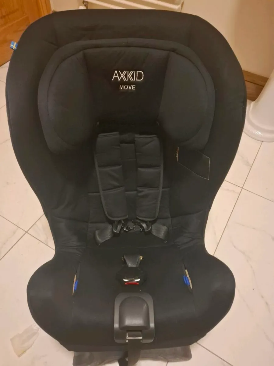 Axkid move rear facing car seat - Image 1