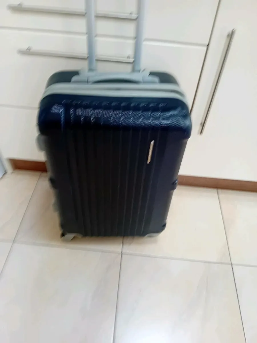 MEDIUM  SIZE  4 WHEELS SUITCASE - Image 1
