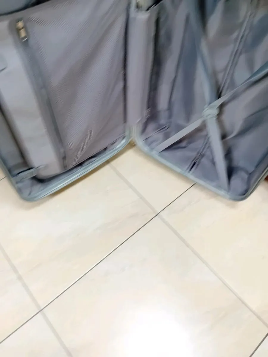 MEDIUM  SIZE  4 WHEELS SUITCASE - Image 2