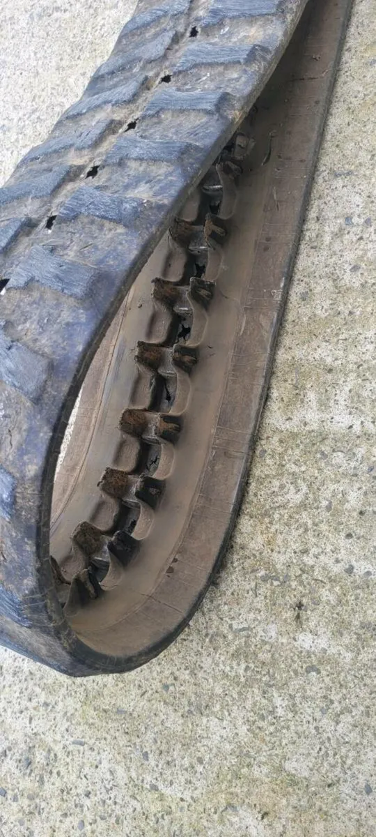 4 Rubber tracks - Image 1