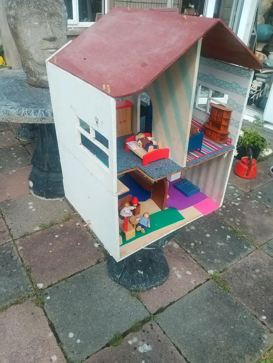 Handmade dolls house - Image 1