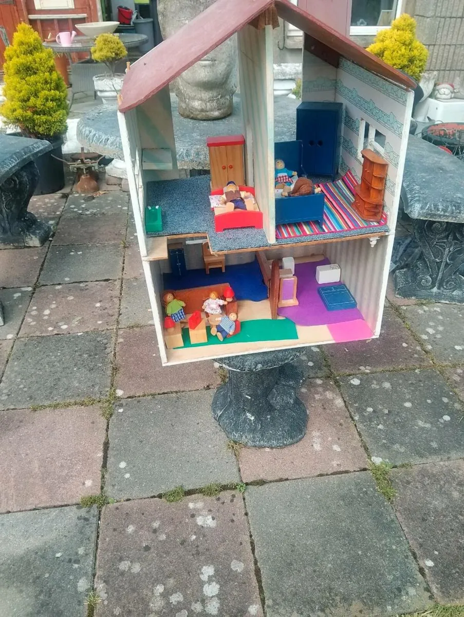 Handmade dolls house - Image 2