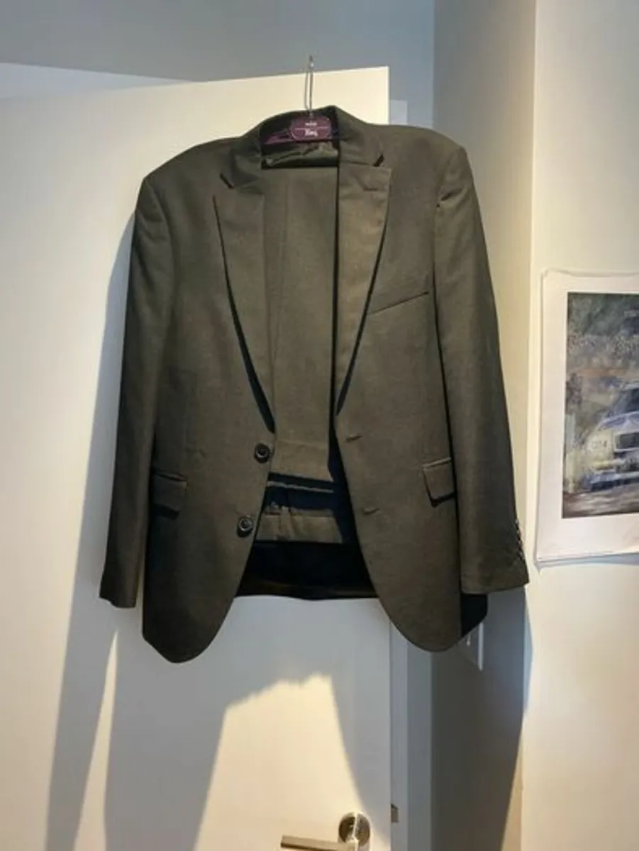 Mans suit - Image 3
