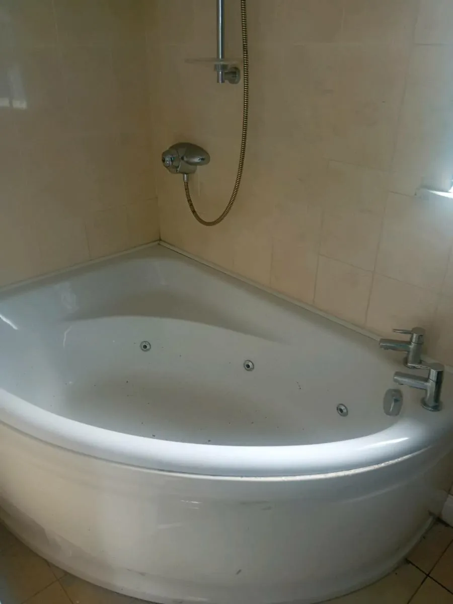Jacuzzi bath corner - Image 1