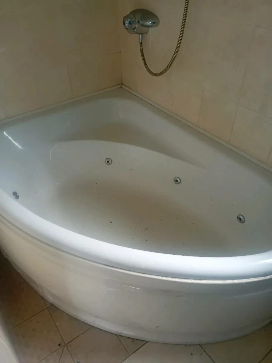 Jacuzzi bath corner - Image 2