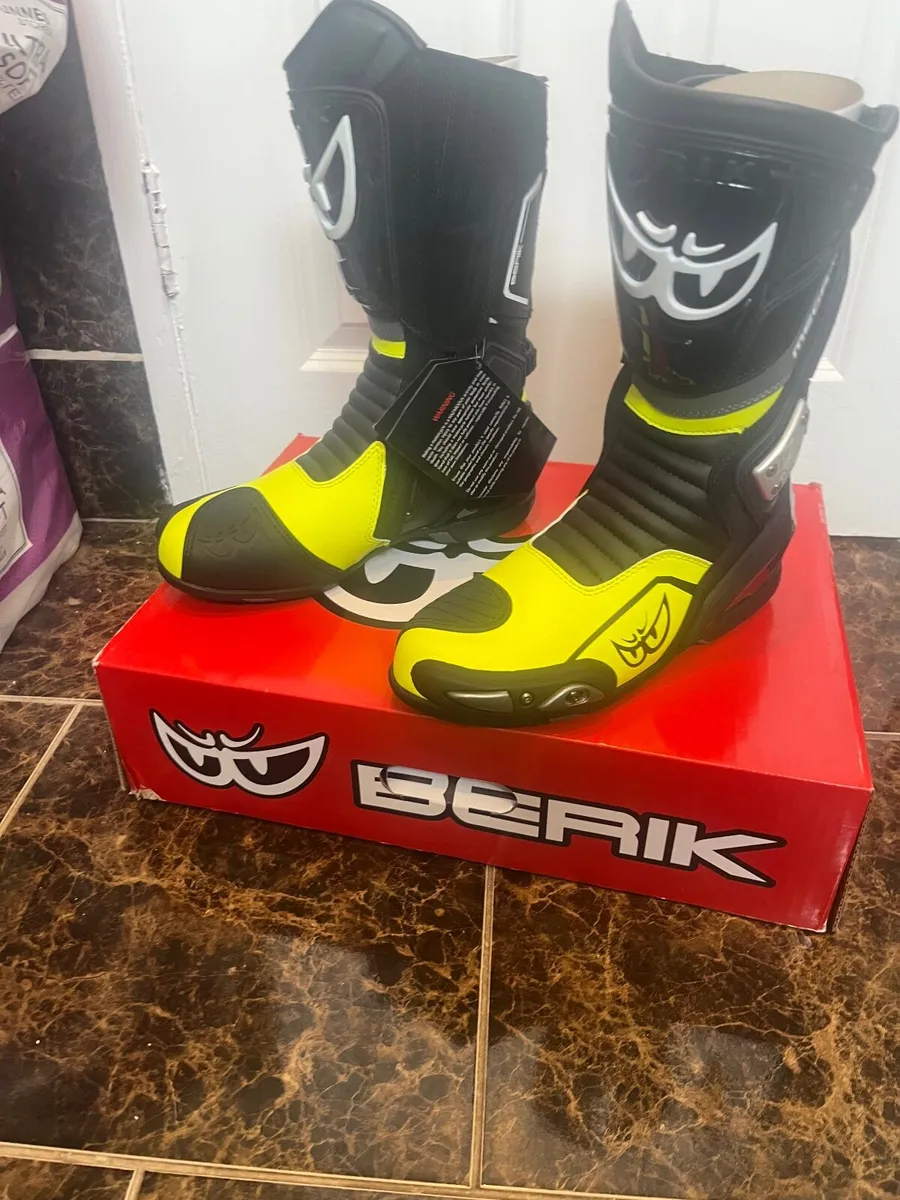 Motorbike boots/motorbike helmet - Image 1