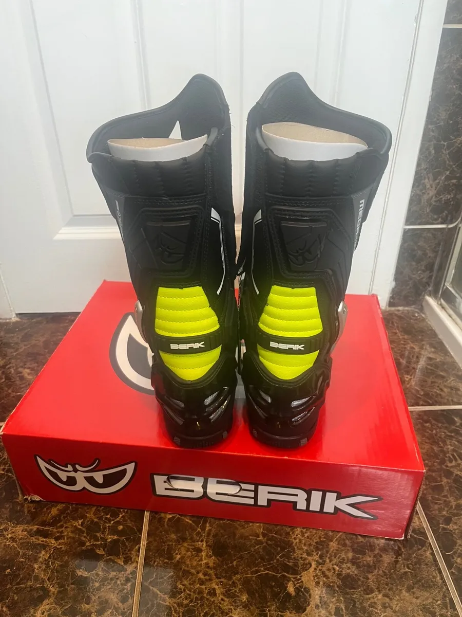 Motorbike boots/motorbike helmet - Image 2