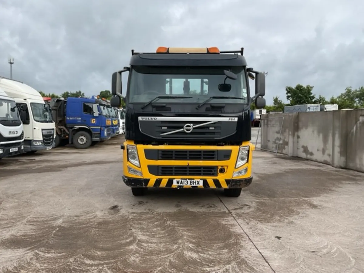2013 Volvo FM380 8x4 Hookloader - Image 2
