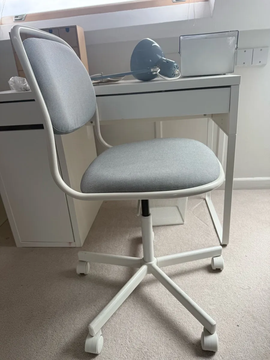 Desk, chair & shelving unit - Image 3