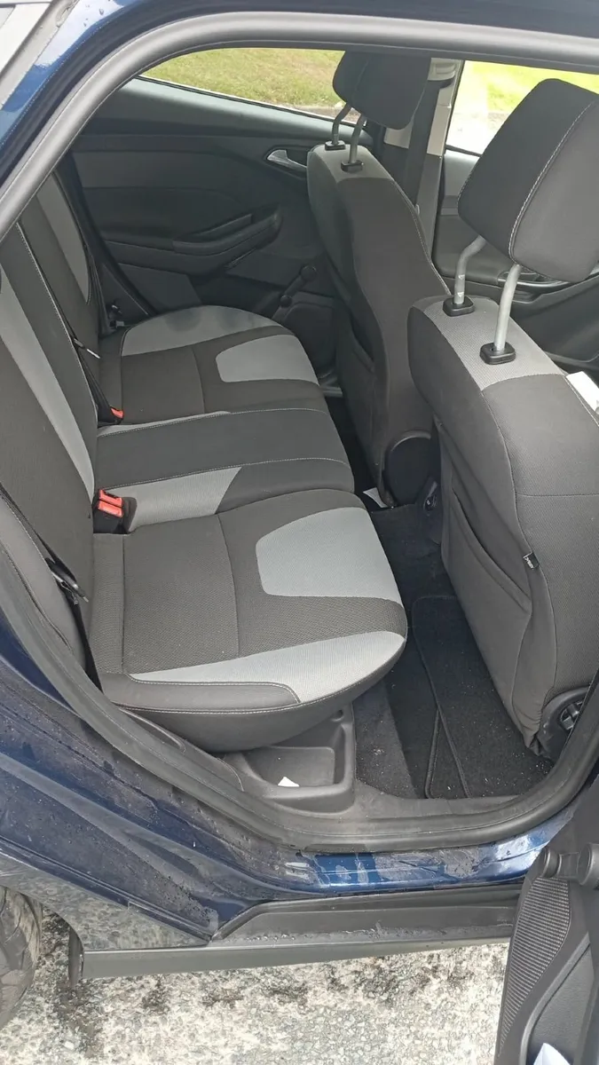 Ford Focus 2011 - Image 2