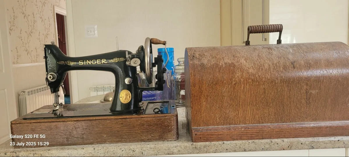 Singer Sewing machine - Image 1